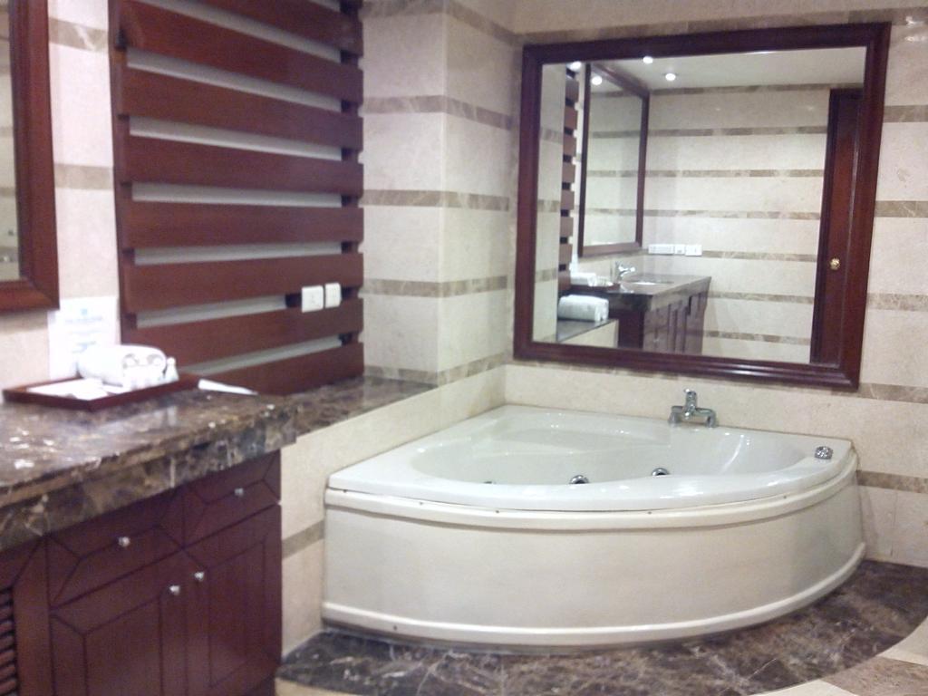 The Ocean Pearl Retreat Hotel New Delhi Room photo